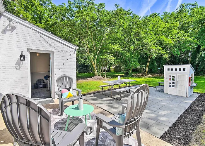 Charming Hampton Home W/ Yard: 2 Mi To Beach!