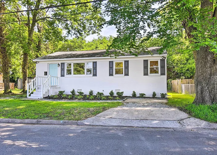 Charming Hampton Home W/ Yard: 2 Mi To Beach!