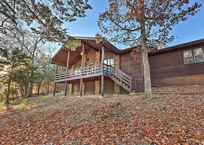 Cozy Holiday Island Home: Hot Tub + Chiminea!