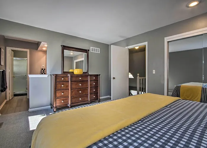 Modern Townhome W/ Fireplace: Near Stoll Park