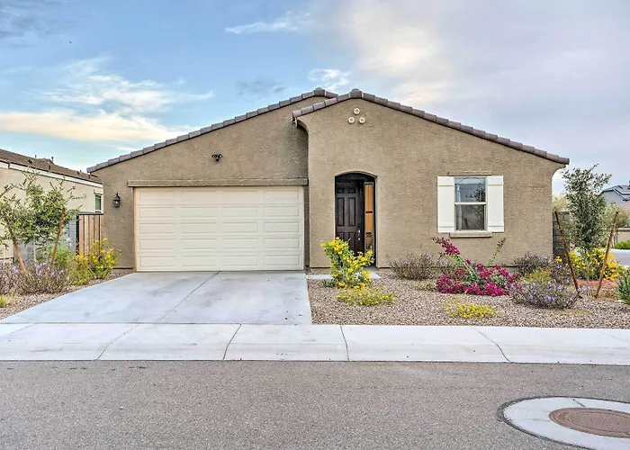 Hot Tub, Putting Green! New-Build Glendale Home