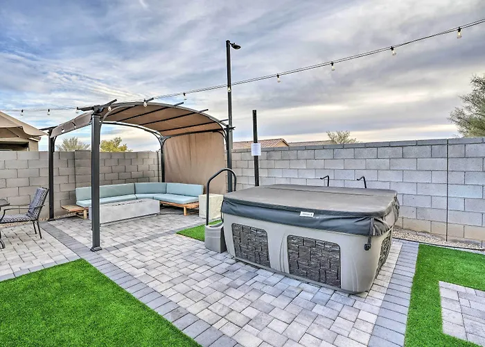 Hot Tub, Putting Green! New-Build Glendale Home