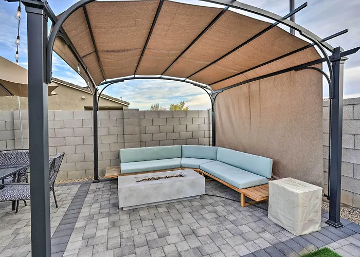 Hot Tub, Putting Green! New-Build Glendale Home