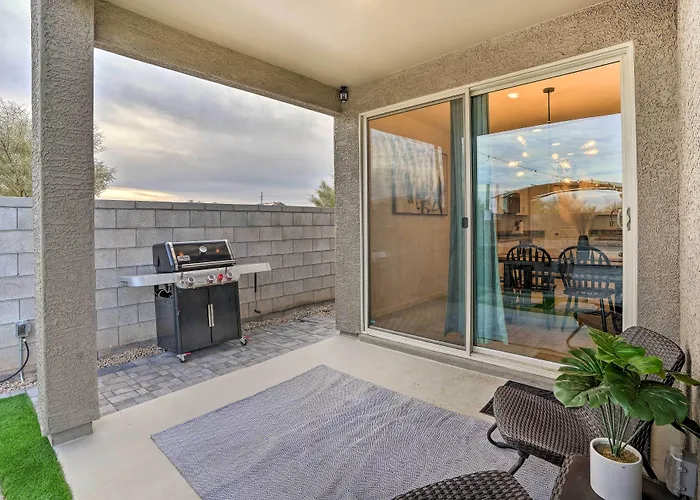 Hot Tub, Putting Green! New-Build Glendale Home