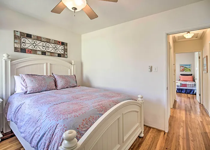 Oceanside Home W/ Yard - Walk To Beach & Pier