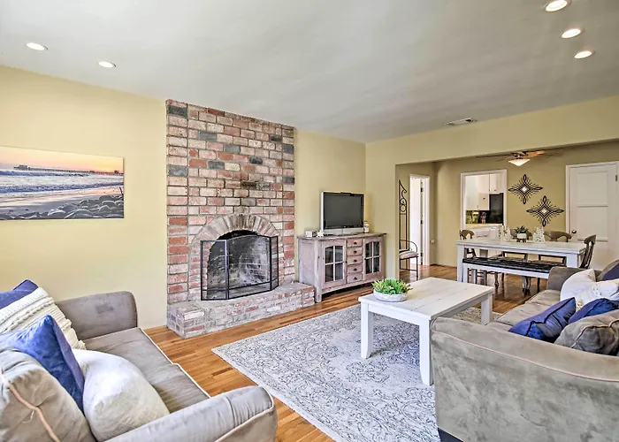 Oceanside Home W/ Yard - Walk To Beach & Pier