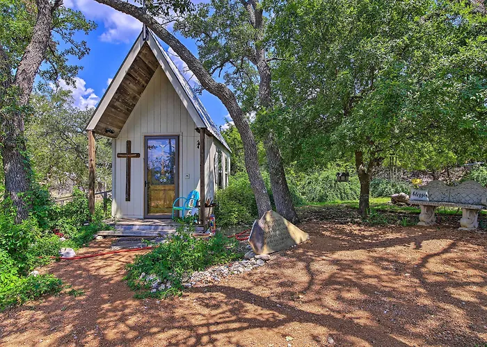 Cozy Texas Retreat W/ Patio, Grill & Fire Pit!
