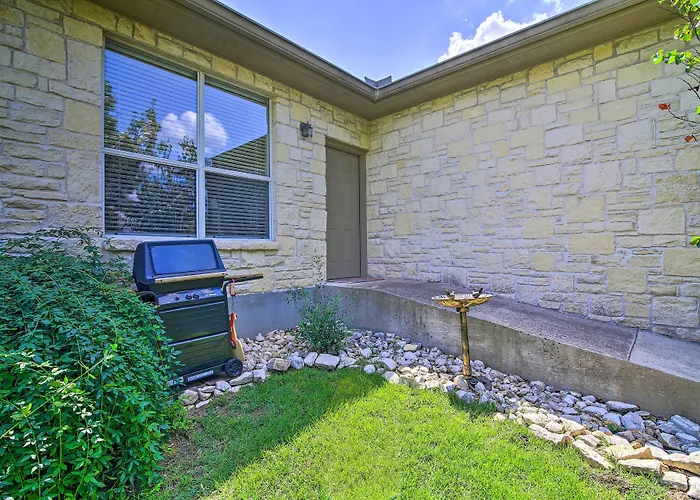 Cozy Texas Retreat W/ Patio, Grill & Fire Pit!