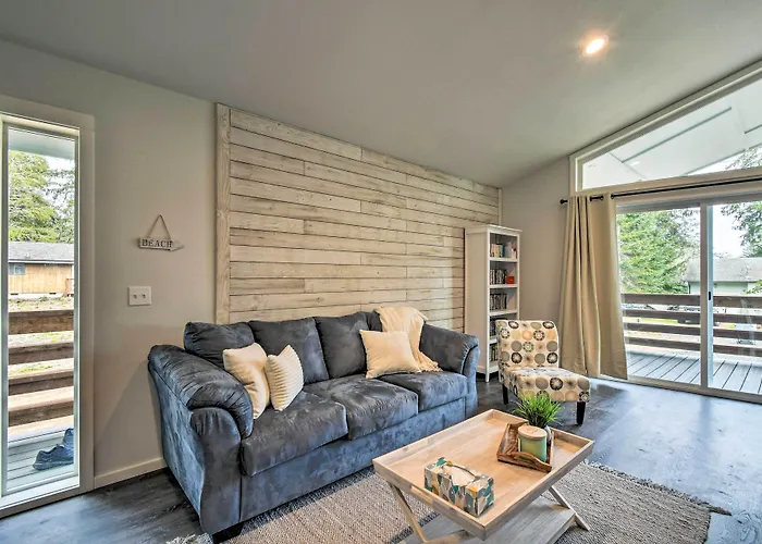 Cozy Cottage On The Coast Near Downtown Westport!