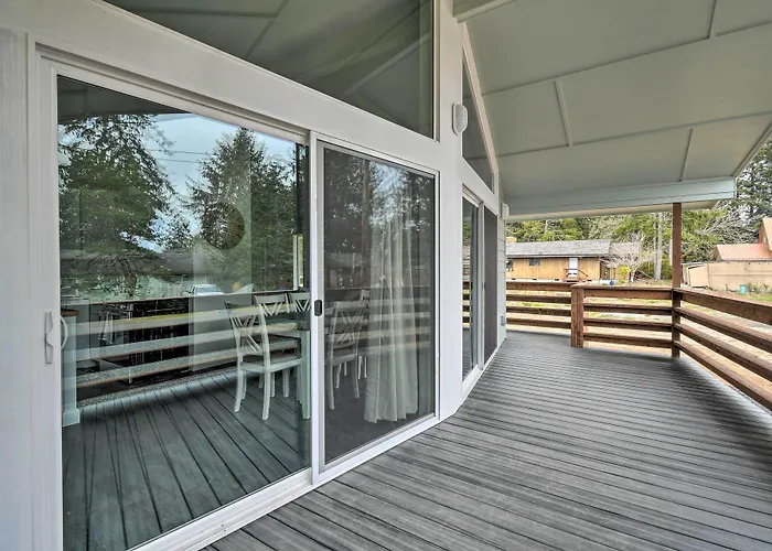 Cozy Cottage On The Coast Near Downtown Westport!