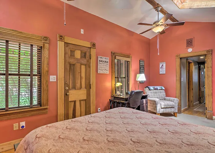Historic Manitou Springs Victorian: Walk Downtown!