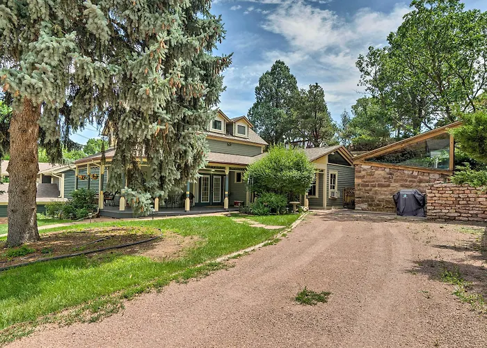 Historic Manitou Springs Victorian: Walk Downtown!