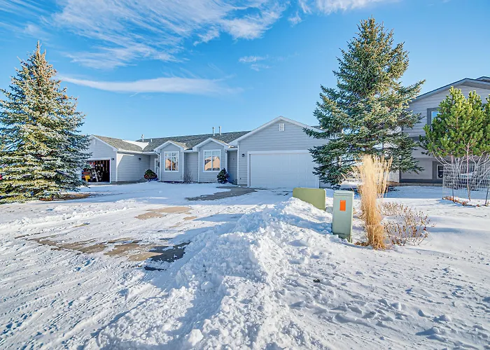 Red Lodge Townhome W/ Hot Tub & Mountain Views!