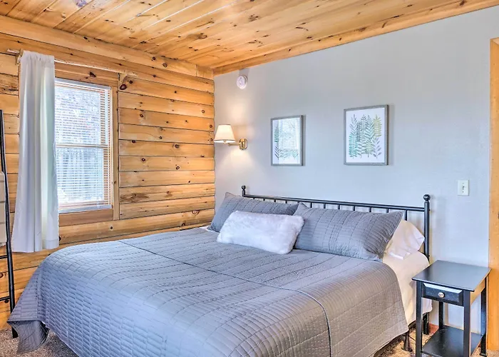 Cabin Retreat On Table Rock Lake W/ Fire Pit!