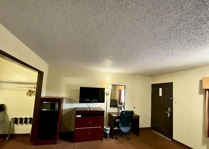Super 8 By Wyndham Shawnee