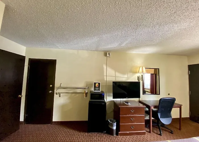 Super 8 By Wyndham Shawnee