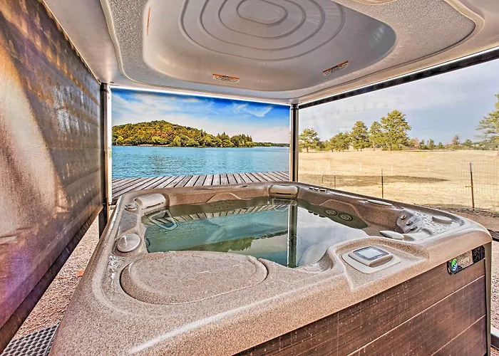 Idyllic Florissant Cabin W/ Patio & Hot Tub!