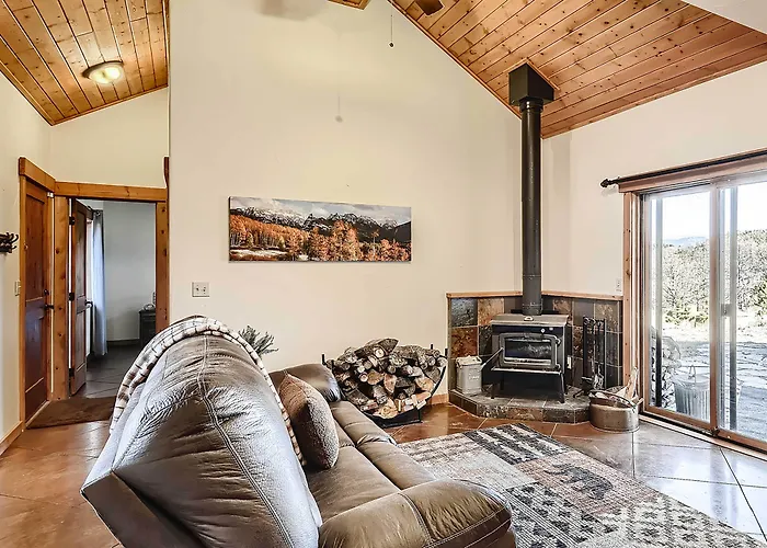 Idyllic Florissant Cabin W/ Patio & Hot Tub!