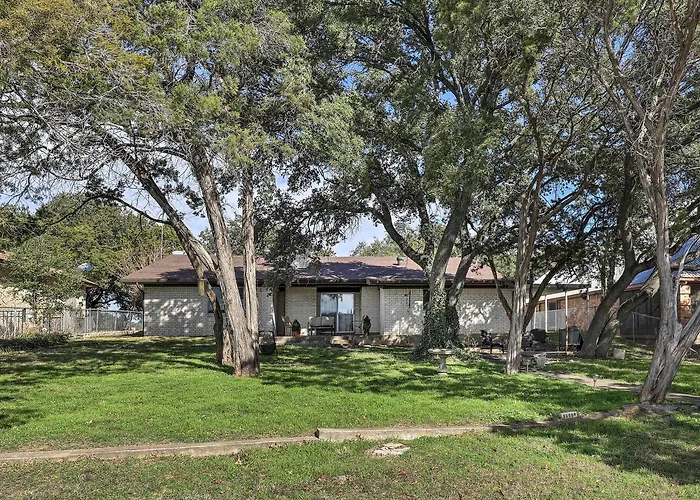 Granbury Getaway W/ Lake Views: 2 Mi To Downtown!
