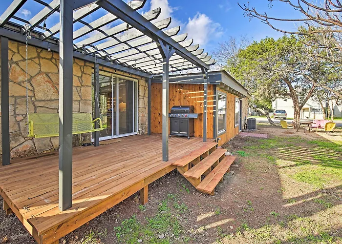 Retro Updated Blanco Abode - Steps To Main Street!