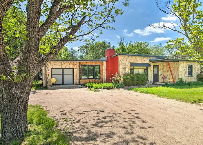 Retro Updated Blanco Abode - Steps To Main Street!