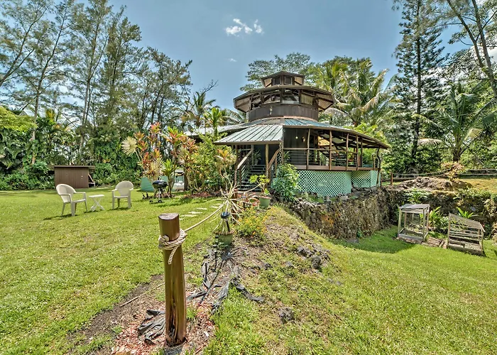 Tropical Cabana W/ Deck, Hot Tub & Lush Scenery!
