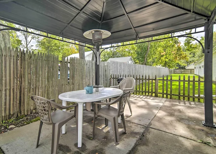 Geneva-On-The-Lake Cottage W/ Patio: Walk To Shore