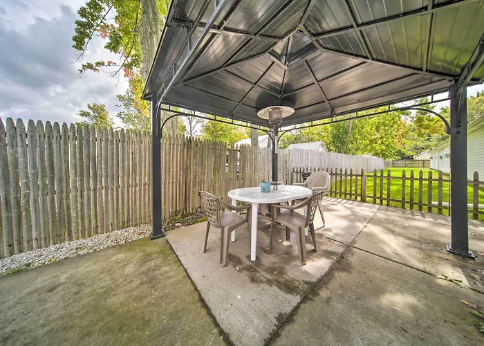 Geneva-On-The-Lake Cottage W/ Patio: Walk To Shore