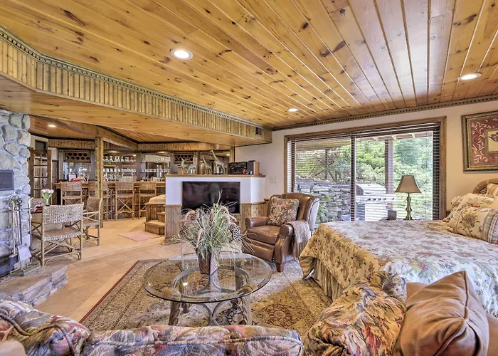 Cozy Studio: Indoor Hot Tub & Inground Pool Access