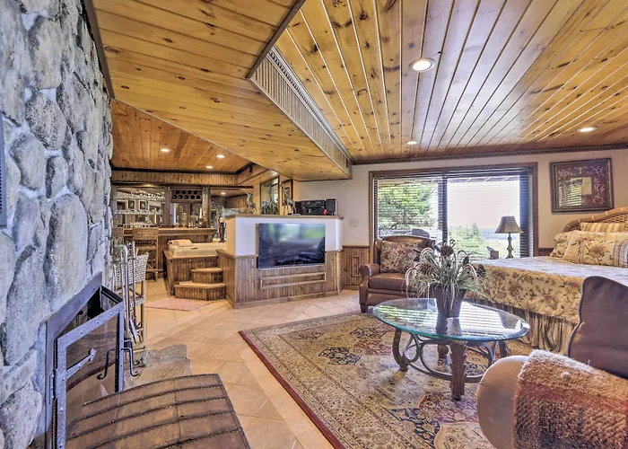 Cozy Studio: Indoor Hot Tub & Inground Pool Access