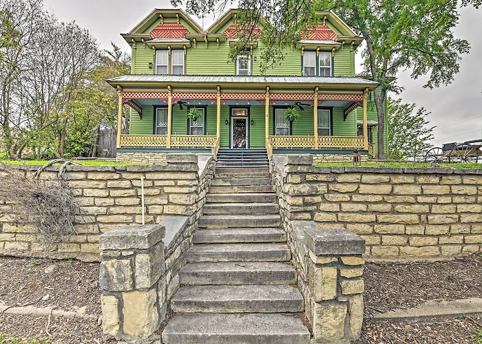 The Lilly House: Historic Glen Rose Home W/ Porch!