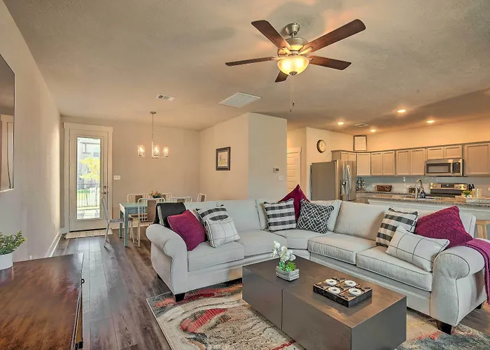 College Station Townhome W/ Furnished Patio!