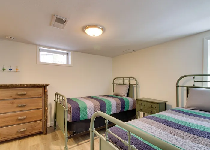 Breezy Point Cabin: Deck W/ Golf Course Views!