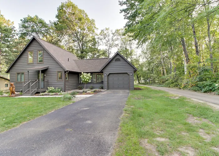 Breezy Point Cabin: Deck W/ Golf Course Views!