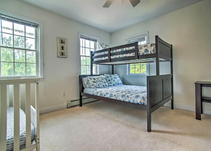 Marion Home W/ Private Deck < 1 Mi From Beach