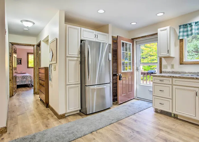 Pet-Friendly Gilford Home: 3 Mi To Gunstock & Lake