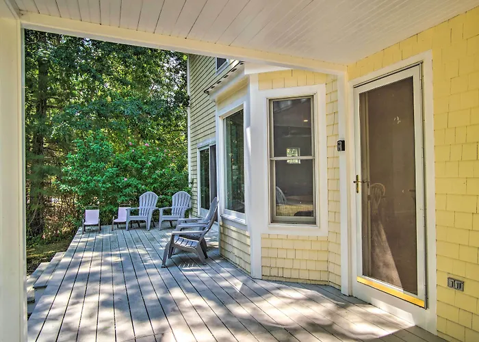 Marion Home W/ Private Deck < 1 Mi From Beach