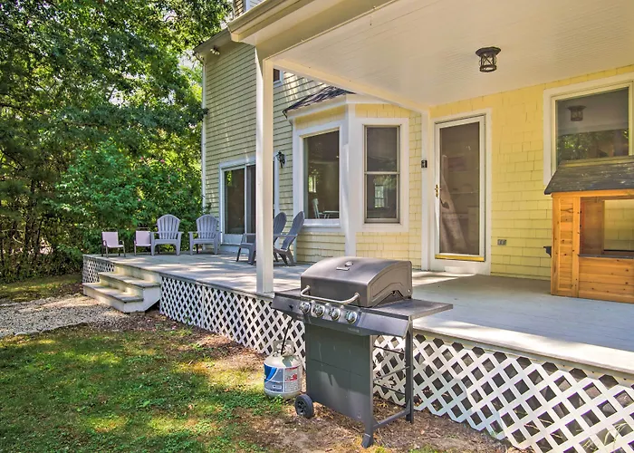 Marion Home W/ Private Deck < 1 Mi From Beach