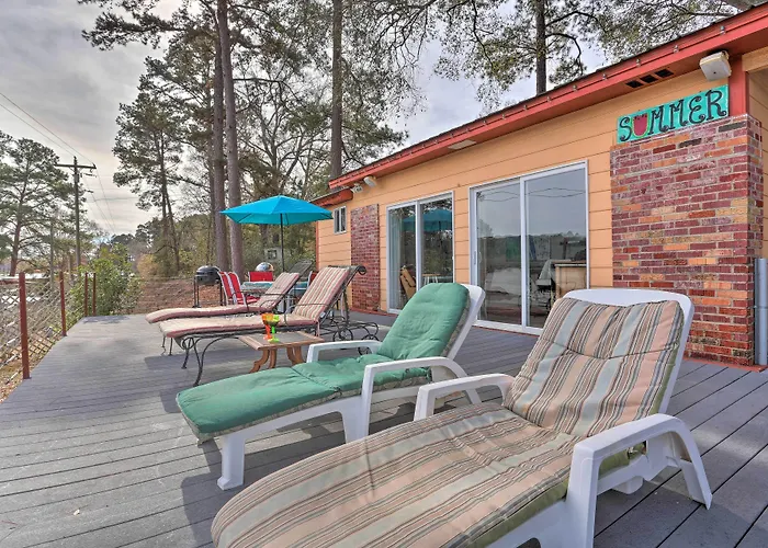 Lakeside Pleasure Island Cabin W/ Deck & Gas Grill
