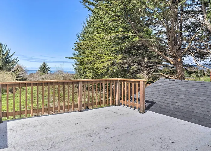Bungalow W/ Wraparound Deck - 8 Mi To Brookings