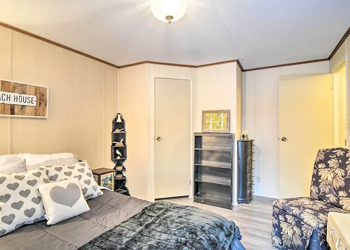 Woodland Retreat: Near Trails, Golf & Wineries!