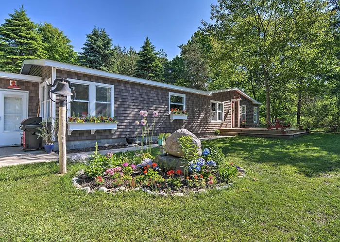 Woodland Retreat: Near Trails, Golf & Wineries!