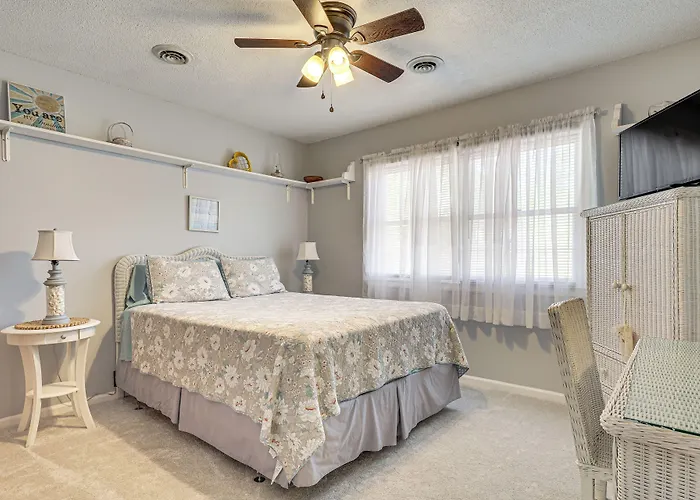 Oak Island Home W/ Fenced Yard, Walk To Long Beach