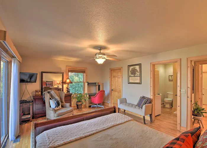Spacious Lake Santeetlah Cottage W/ Lake Views!