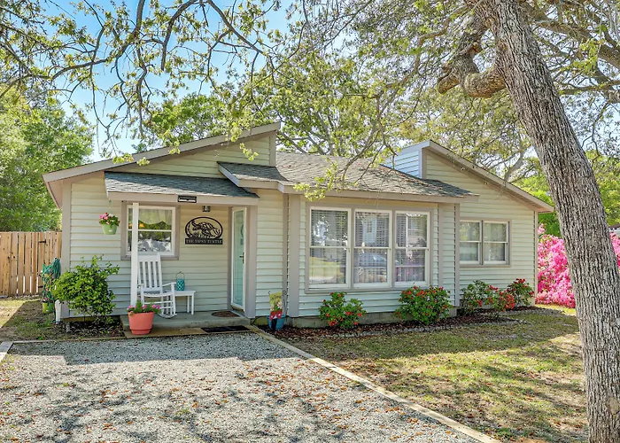 Oak Island Home W/ Fenced Yard, Walk To Long Beach