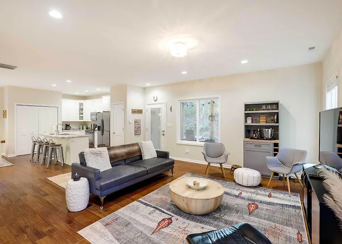 Luxe Mountain Home Near Ridgecrest & Asheville!