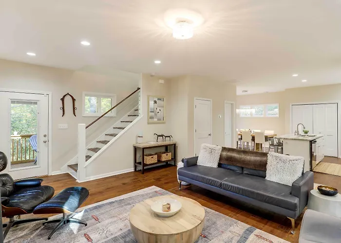 Luxe Mountain Home Near Ridgecrest & Asheville!