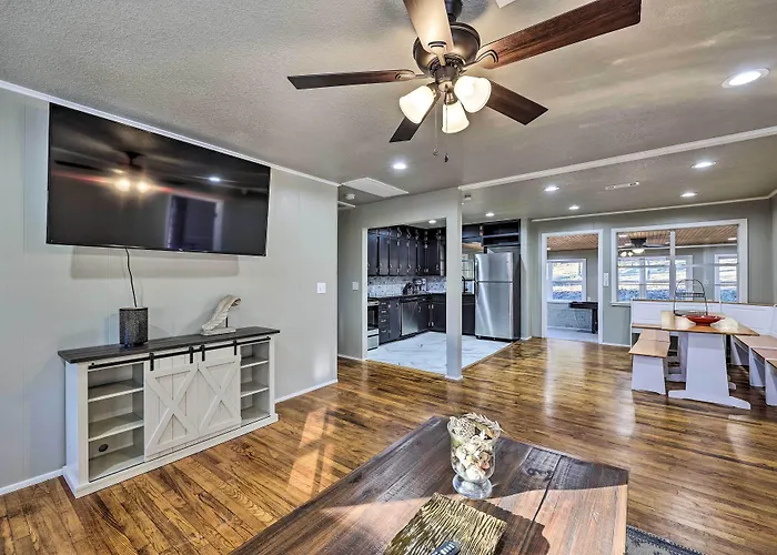 Fayetteville Vacation Rental - 2 Mi To Dtwn!