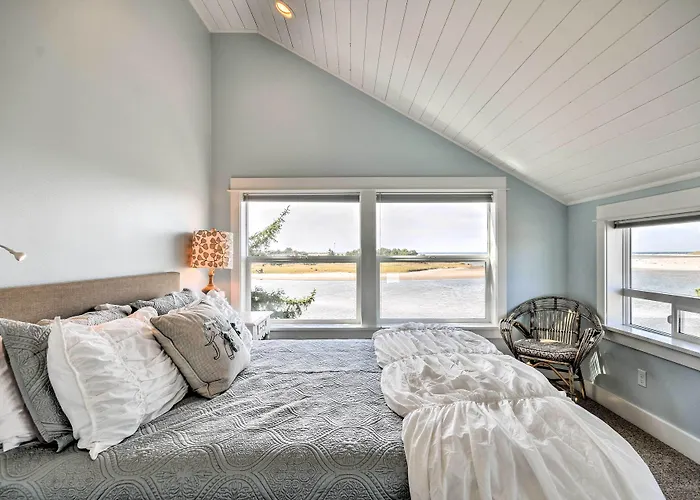 Waterfront Seaside Beach Home W/ Views & Hot Tub!
