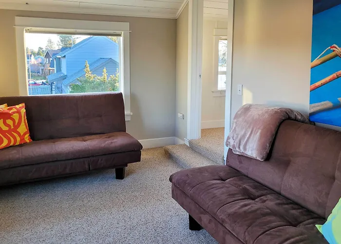 Waterfront Seaside Beach Home W/ Views & Hot Tub!